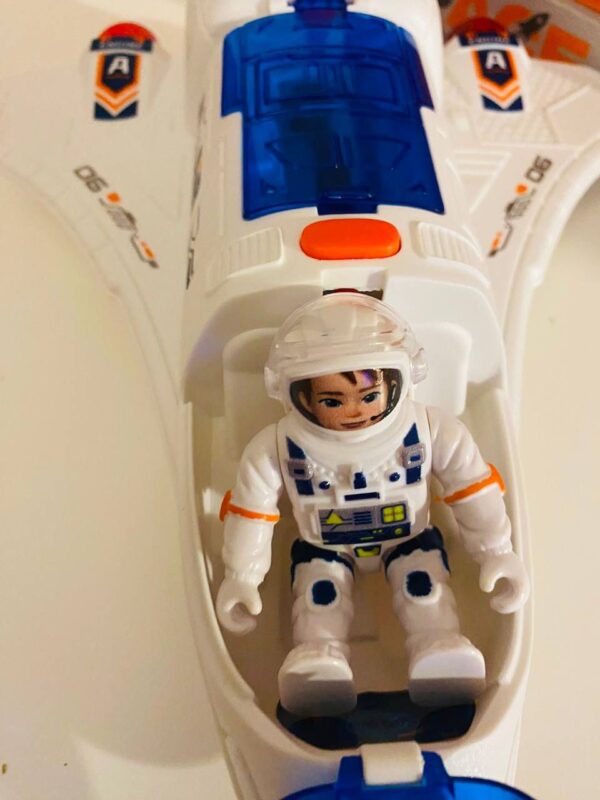 NAVE ESPACIAL CON LUZ Y SONINDO